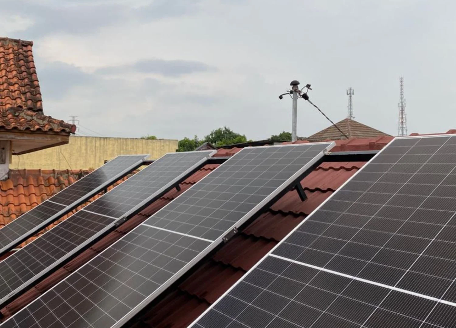 Instalasi panel surya rumah tinggal Jawa Tengah oleh Ufuk Hijau Energi