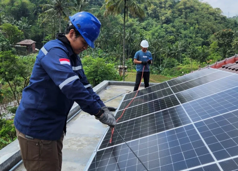 Sistem PLTS on-grid terpasang oleh tim ahli Ufuk Hijau Energi