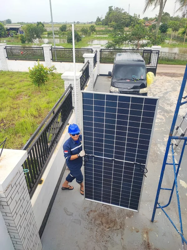 Panel surya terpasang di atap bangunan komersial Jawa Tengah