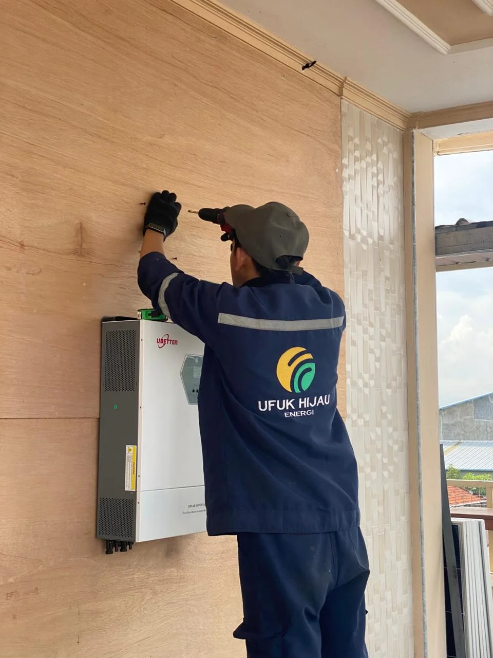 Proyek panel surya industri selesai dikerjakan tim EPC Ufuk Hijau Energi
