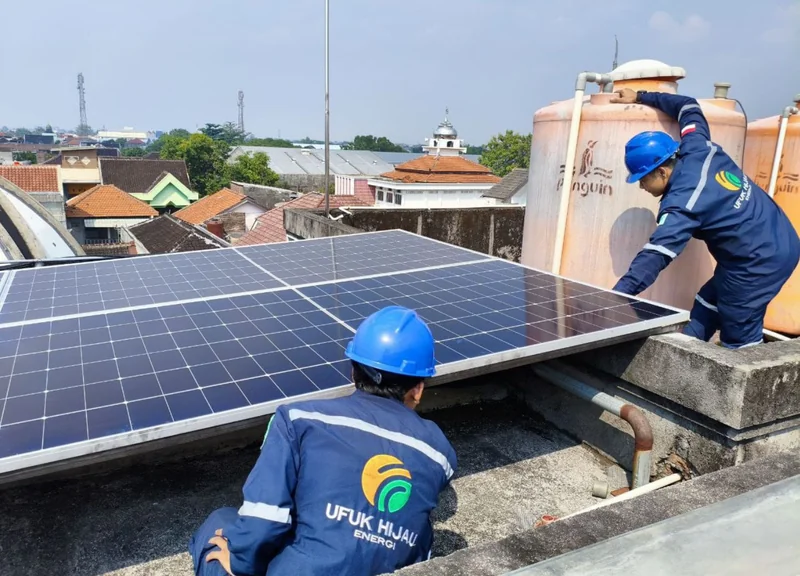 Pemasangan solar panel pada atap rumah di Jawa Tengah