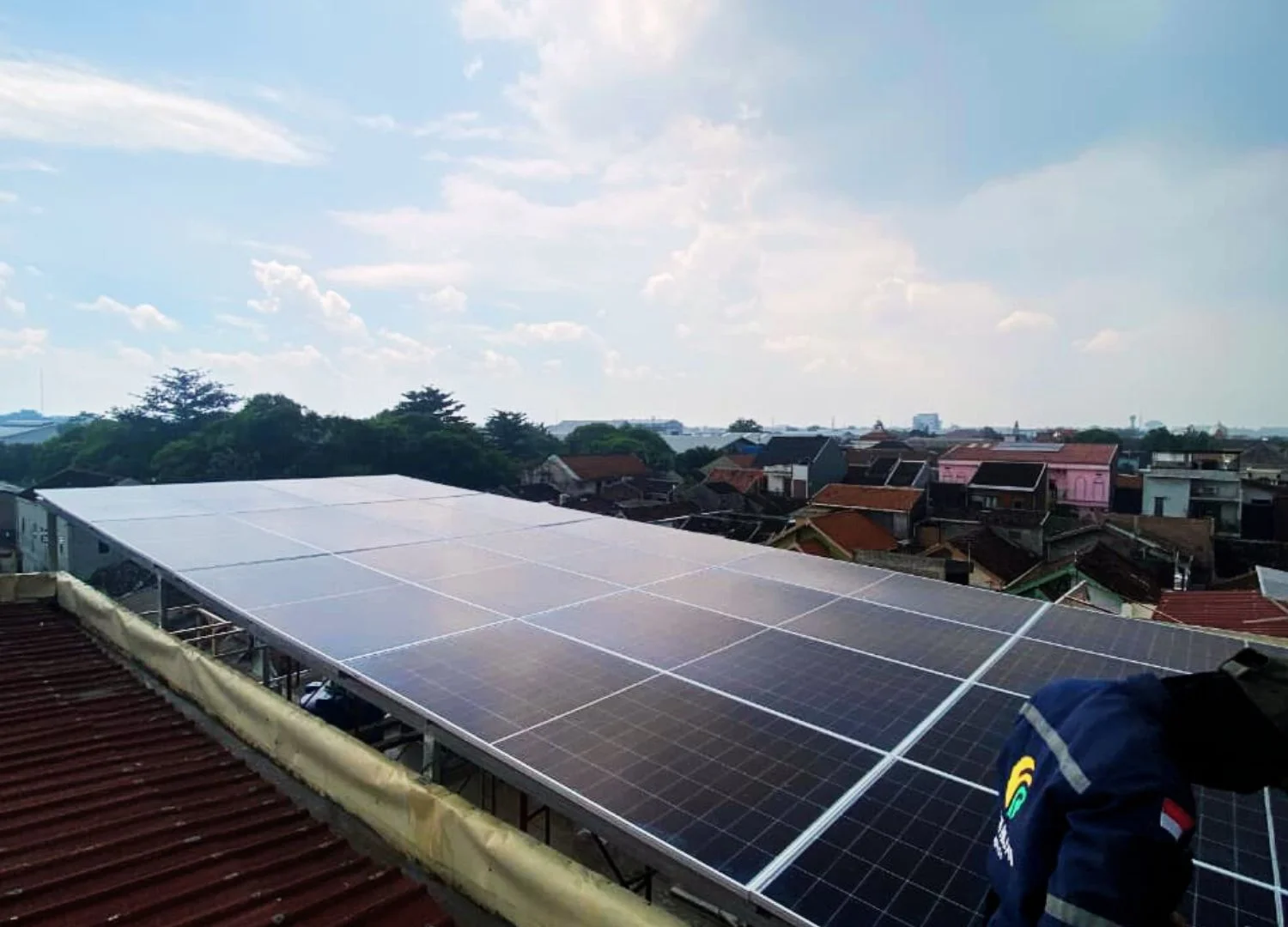 Proyek PLTS bisnis komersial oleh kontraktor Ufuk Hijau Energi
