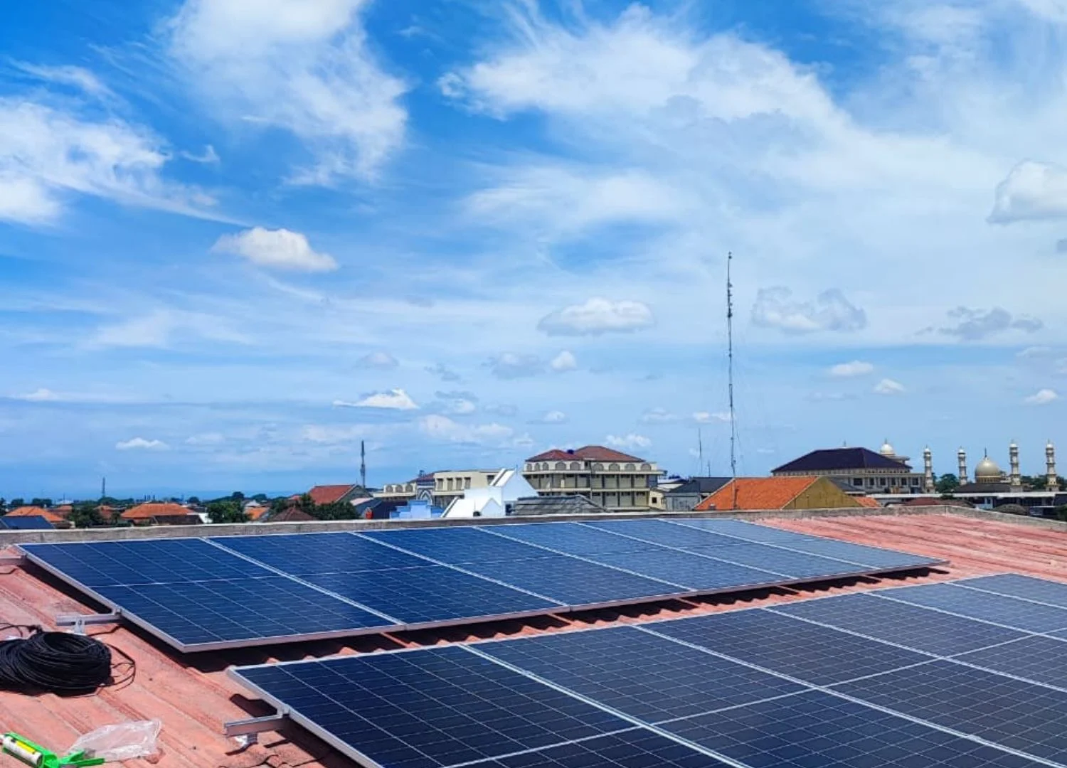 Panel surya on-grid terpasang di gedung Sukoharjo
