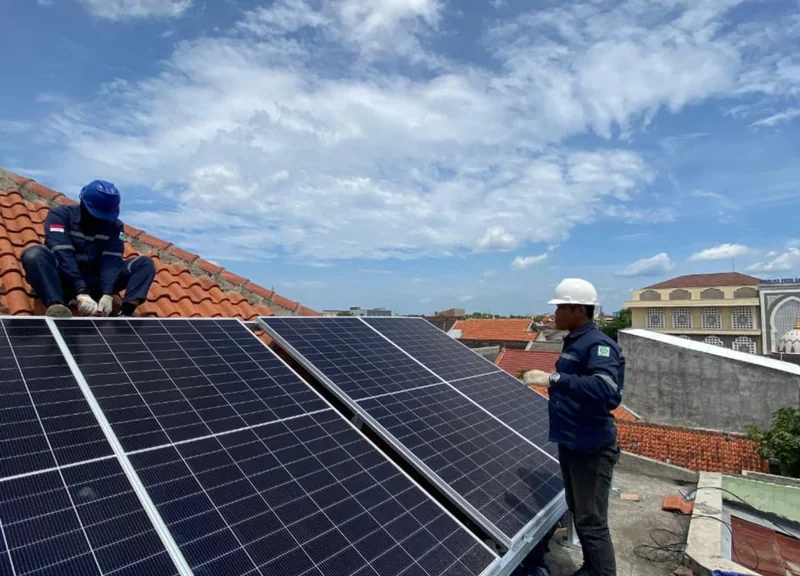 Teknisi bersertifikat BNSP memasang panel surya di Solo Raya