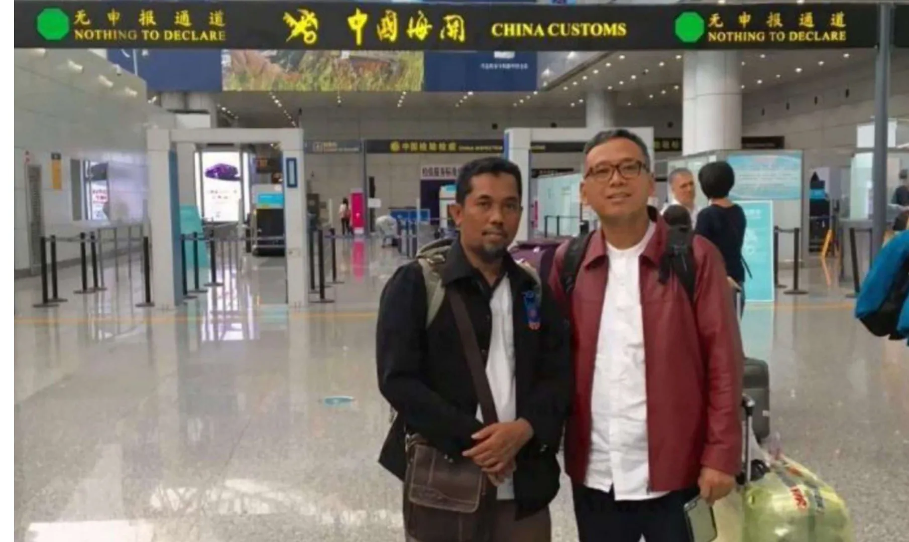 Pendiri Ufuk Hijau Energi, Bapak Junaedy Alfan, melakukan riset PLTS panel surya