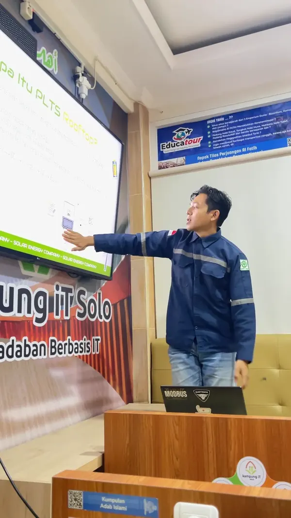 Instruktur menjelaskan materi PLTS rooftop di kelas teori Batch 1