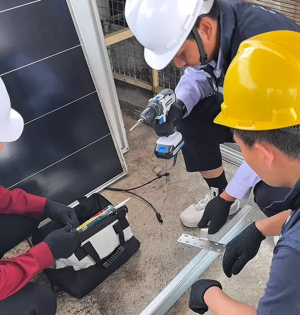 Peserta Batch 1 memasang mounting modul surya dengan APD lengkap