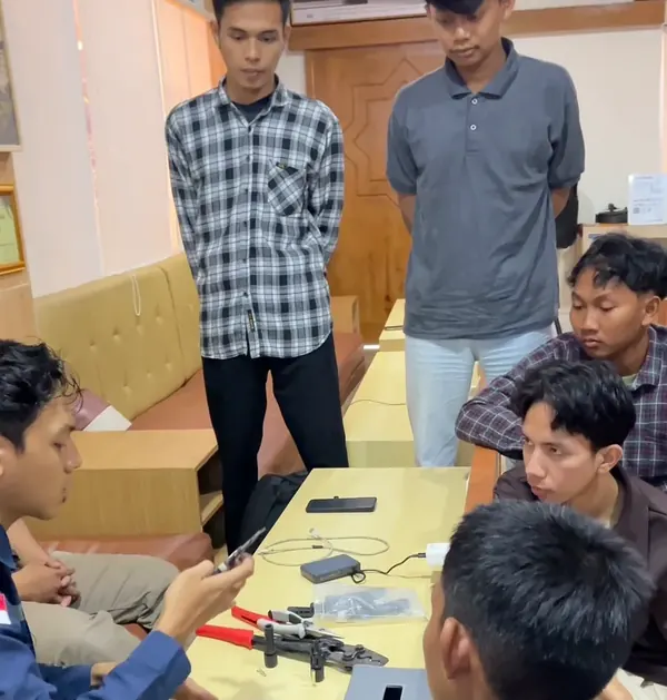 Peserta Batch 1 berlatih perkabelan dan konektor PLTS di kelas