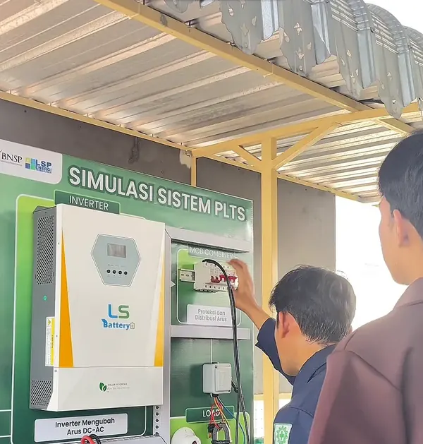 Peserta Batch 1 praktik pada papan simulasi sistem PLTS di Open Lab