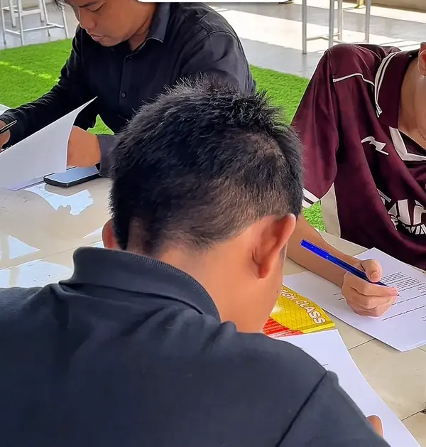Peserta Batch 1 mengerjakan uji tertulis pada hari uji kompetensi BNSP