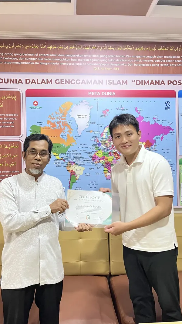 Penyerahan sertifikat kepada peserta Batch 2