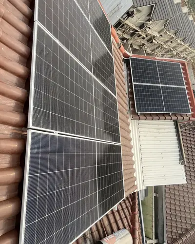 Instalasi panel surya di Jabodetabek oleh tim Ufuk Hijau Energi