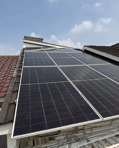 Instalasi panel surya di Jabodetabek oleh tim Ufuk Hijau Energi