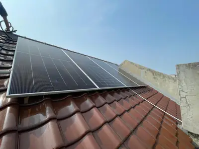 Instalasi panel surya di Jabodetabek oleh tim Ufuk Hijau Energi