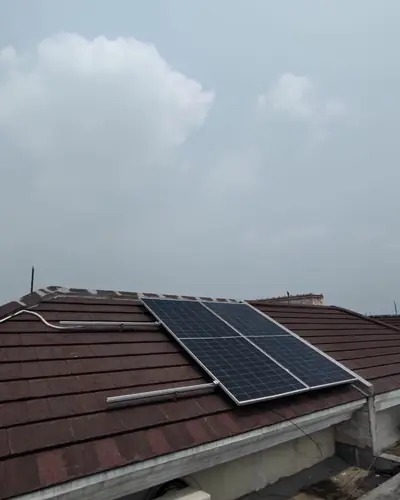 Instalasi panel surya di Jabodetabek oleh tim Ufuk Hijau Energi