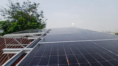 Instalasi panel surya di Jabodetabek oleh tim Ufuk Hijau Energi