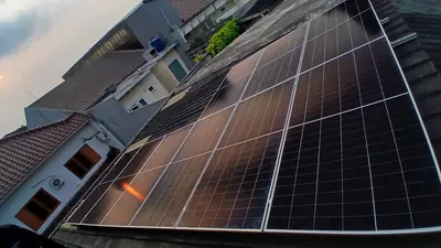 Instalasi panel surya di Jabodetabek oleh tim Ufuk Hijau Energi