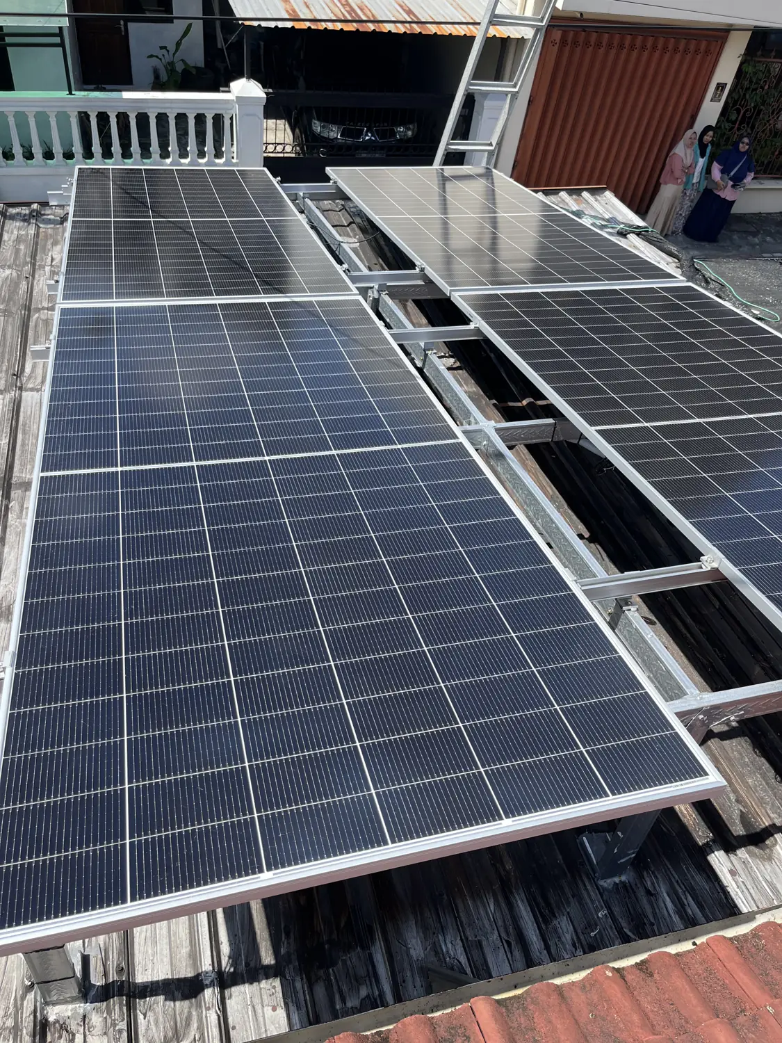 Panel surya bersih dan kembali optimal setelah perawatan