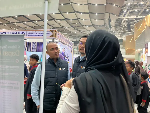 Tim Ufuk Hijau Energi berdiskusi dengan pengunjung di booth IIEF 2026 UMS