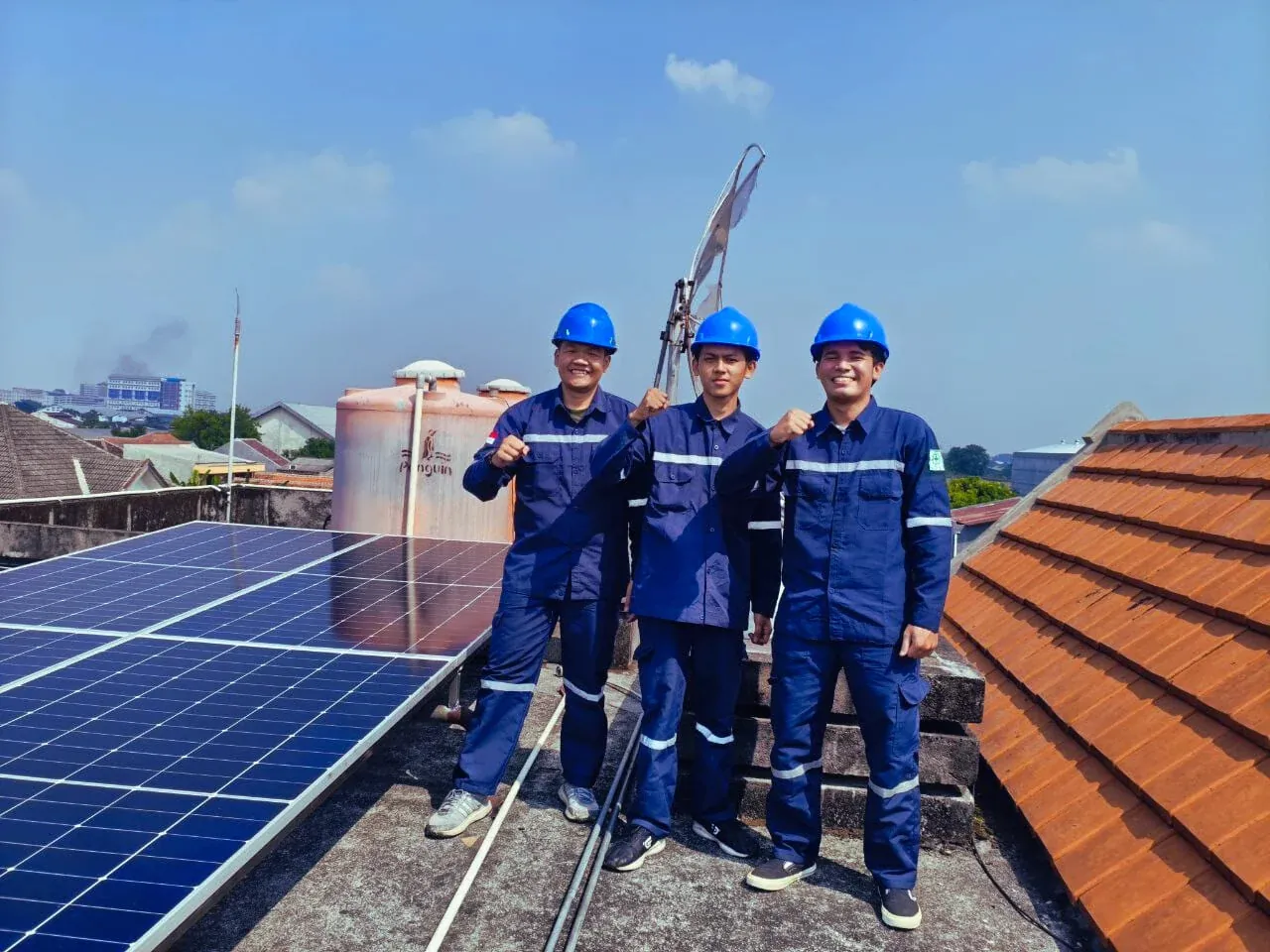 Tim Ufuk Hijau Energi sedang melakukan instalasi panel surya