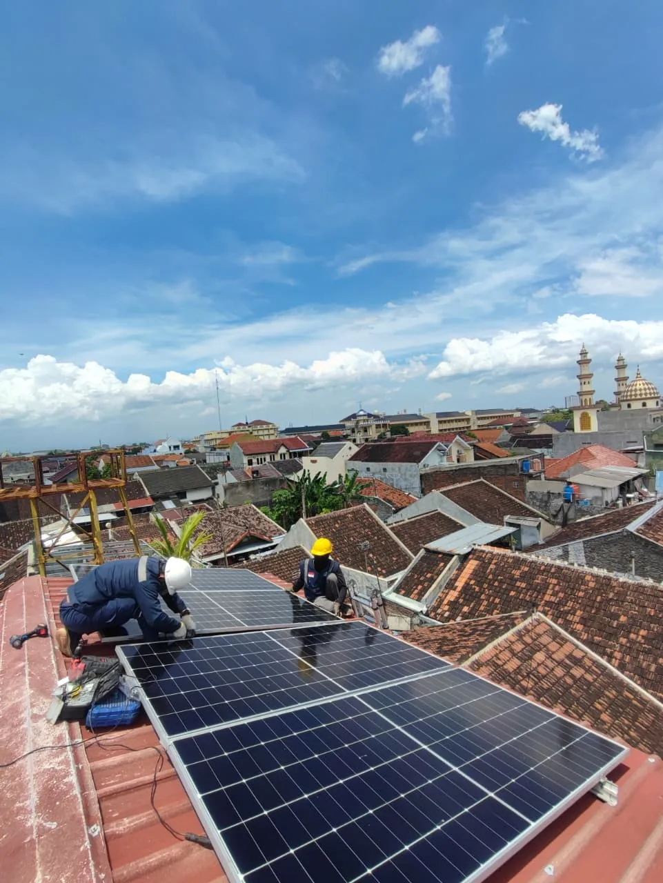 Proses instalasi dan pengujian panel surya oleh teknisi