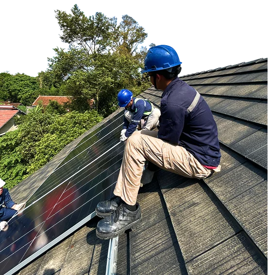 Teknisi Ufuk Hijau Energi memasang panel surya di atap