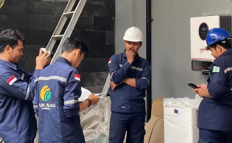 Teknisi Ufuk Hijau Energi memasang panel surya
