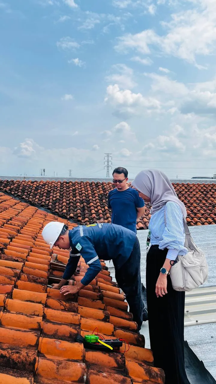 Survei lokasi dan perencanaan sistem panel surya di atap oleh teknisi Ufuk Hijau Energi