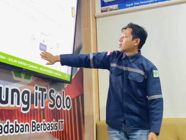 Instruktur menjelaskan materi PLTS rooftop di kelas teori Batch 1
