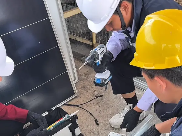 Peserta Batch 1 memasang mounting modul surya dengan APD lengkap