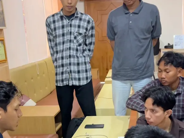 Peserta Batch 1 berlatih perkabelan dan konektor PLTS di kelas