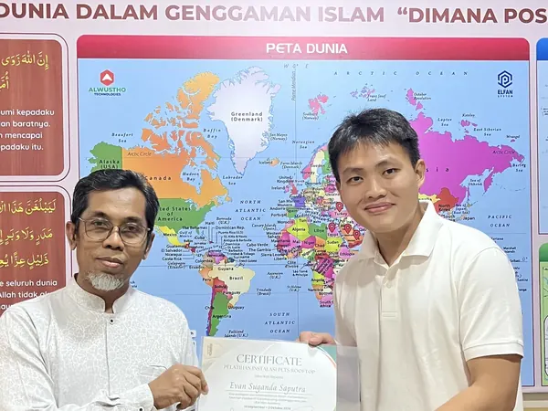 Penyerahan sertifikat kepada peserta Batch 2