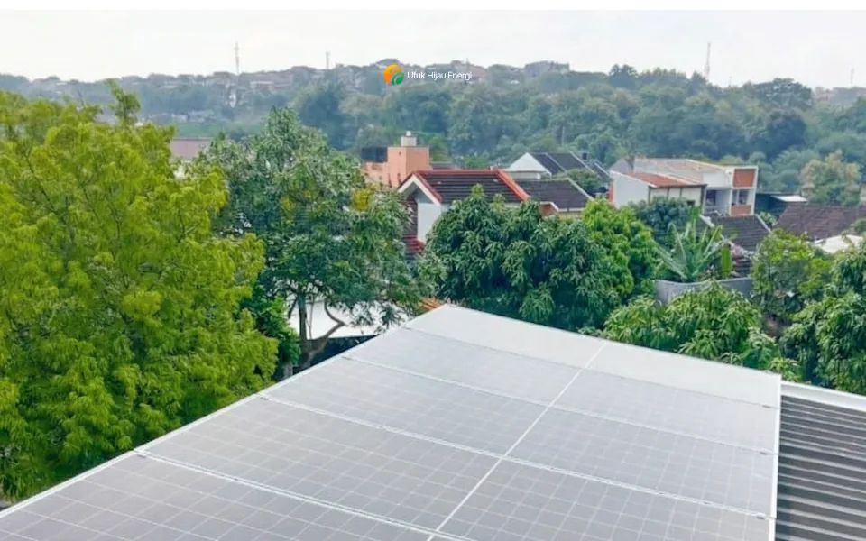 Panel surya di atap rumah di Semarang yang dipasang Ufuk Hijau Energi