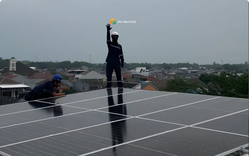 PLTS rumah tinggal di Tangerang (8 kWp) oleh Ufuk Hijau Energi