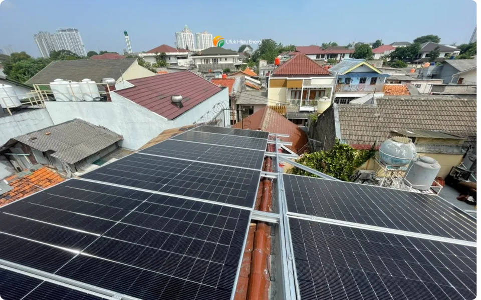 Panel surya PLTS residensial di Jakarta
