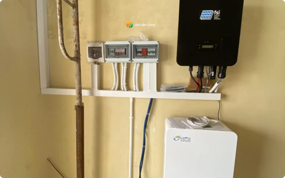 Inverter dan baterai PLTS terpasang rapi di dinding