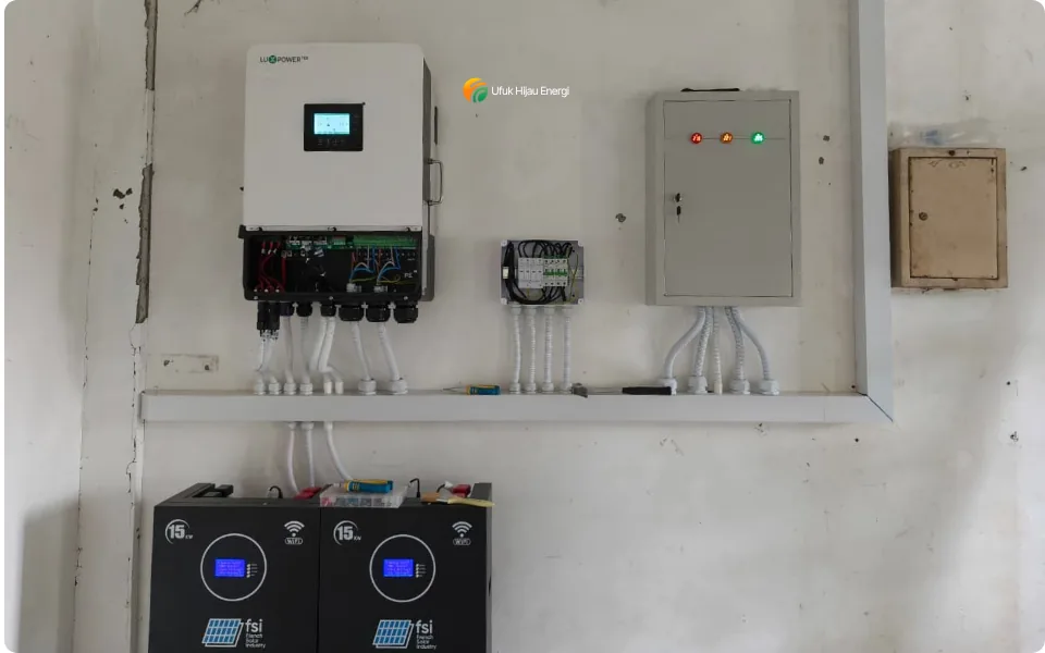 Inverter dan baterai PLTS 12 kWp di SMA Plus Bina Bangsa Sejahtera Bogor