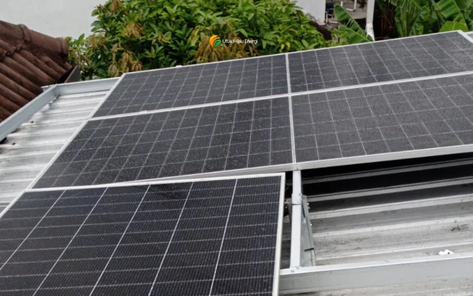 Panel surya PLTS residensial di Yogyakarta 2